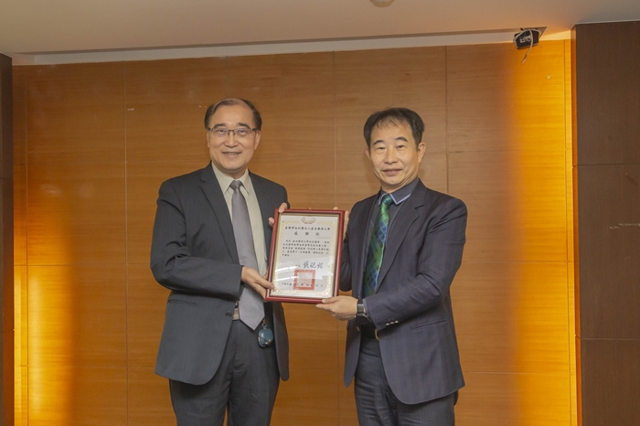 嘉藥校長錢紀銘(左)致贈感謝狀予校友總會長許有衫