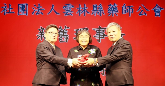 雲林縣校友會許仁厚(右)當選社團法人雲林縣藥師公會第27屆理事長